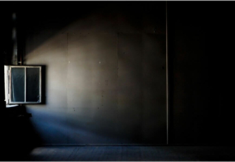 ITT LEGALÁBB BÖLCSEN SÖTÉTEDIK…