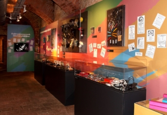 AZ EMLÉKHAJTÓL A MARCELL-HULLÁMIG – FODRÁSZATTÖRTÉNET BUDAPESTEN