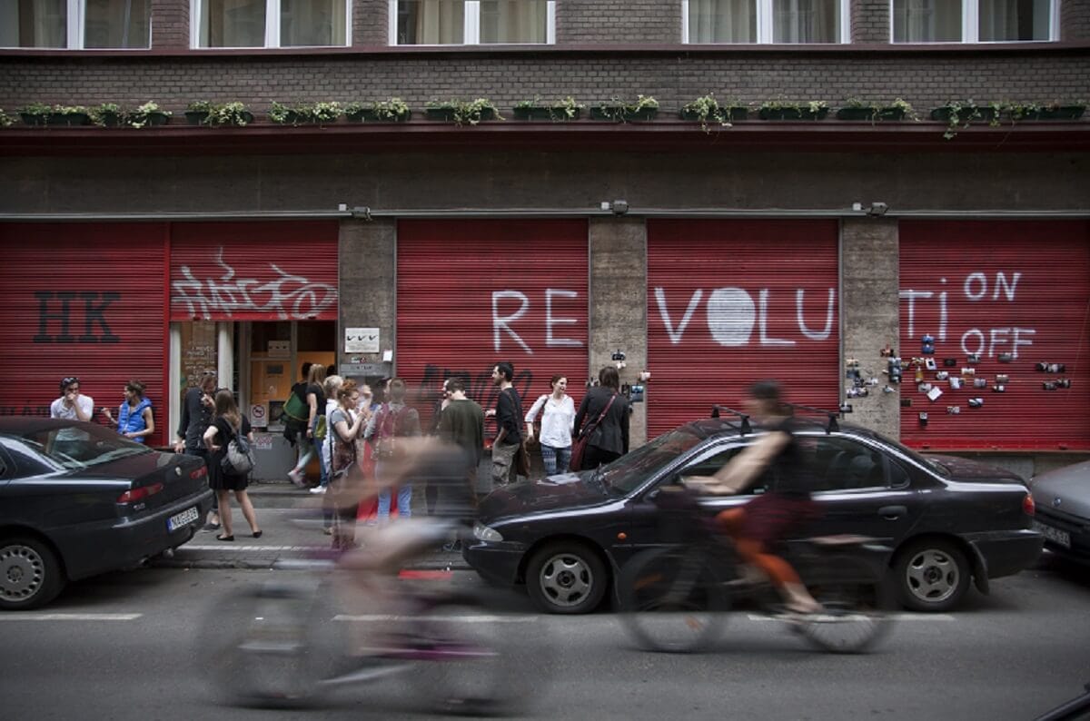 FÜGGETLENSÉG ÉS KORTÁRS MŰVÉSZET