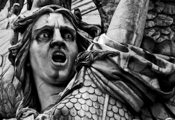 A MEGLEPŐ LÁTVÁNY