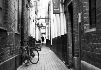 A HARMADIK HÁZ JOBBRA