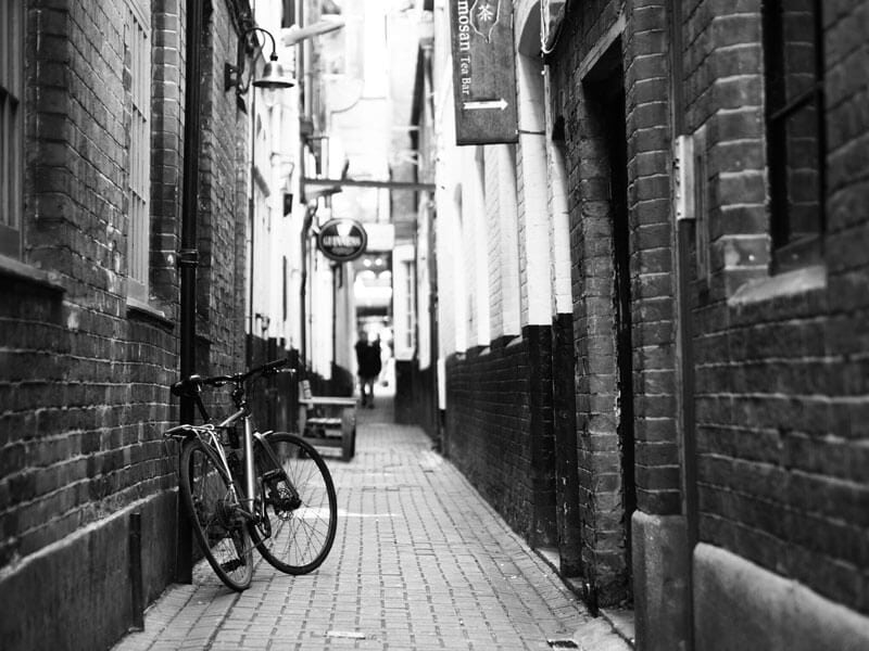 A HARMADIK HÁZ JOBBRA