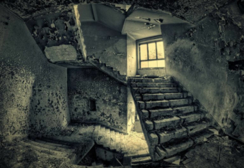 EZEK AZ EGYFORMÁN LEPUSZTULT LÉPCSŐHÁZAK