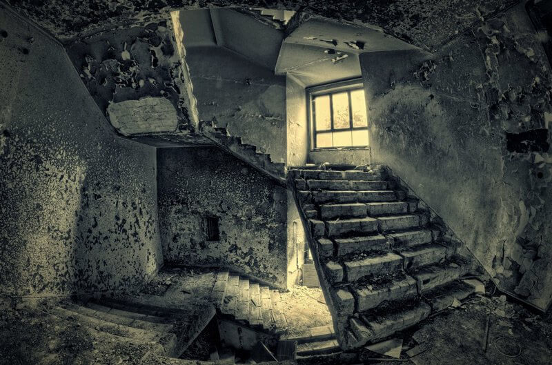 EZEK AZ EGYFORMÁN LEPUSZTULT LÉPCSŐHÁZAK
