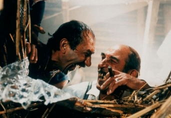 ROMÁK AZ „ELÁTKOZOTT HÁZBAN”