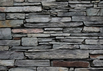 HOMOLYA, A HAJÓSNAK ÖLTÖZÖTT KŐFARAGÓ