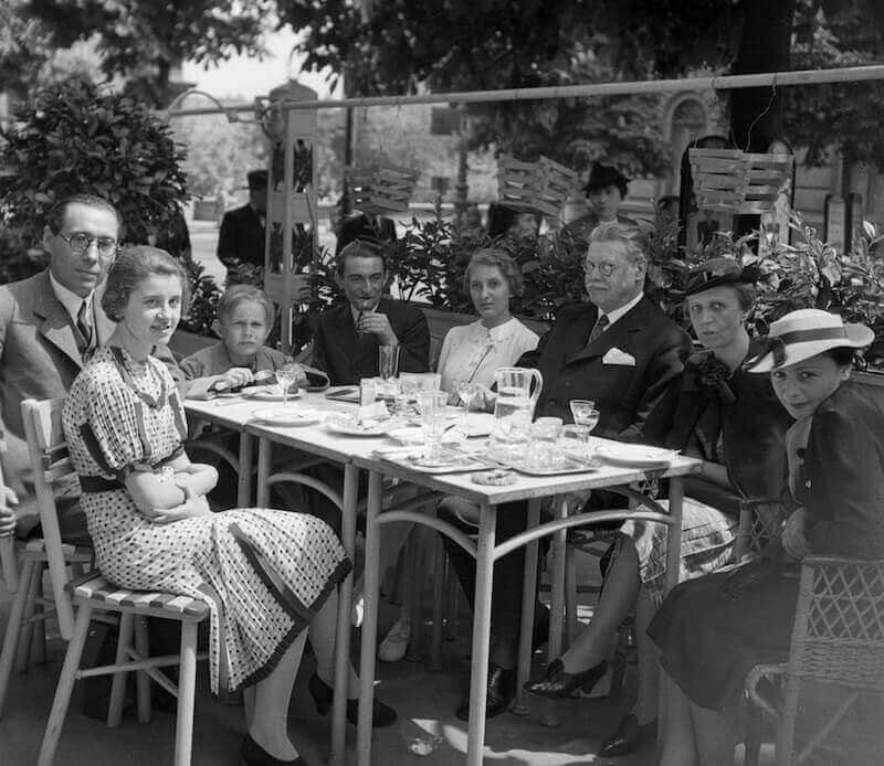 Szabó Lőrinc asztaltársaságban a Lánchíd Kávéház teraszán 