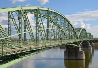 KÉT ORSZÁG KÖZÖTT A HÍDON