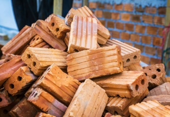 TÉGLÁK A BŐRÖNDBEN