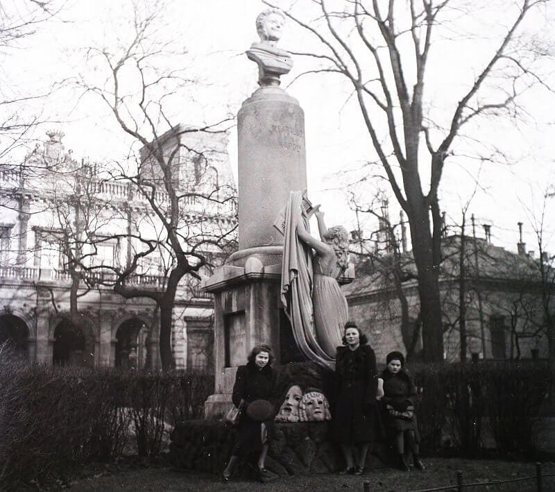 Kisfaludy Károly szobra a Múzeumkertben, fortepan.hu 